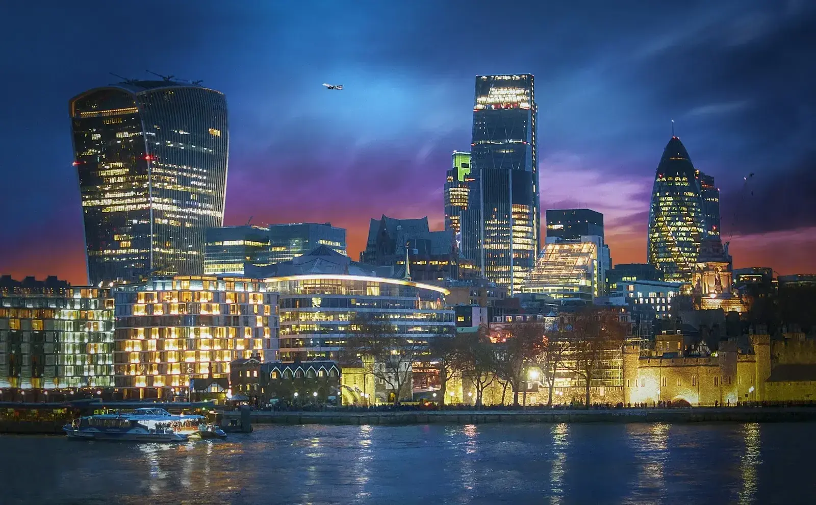 London skyline with Big Ben and Westminster Bridge, symbolising UK immigration sponsor licence changes under HC 259.