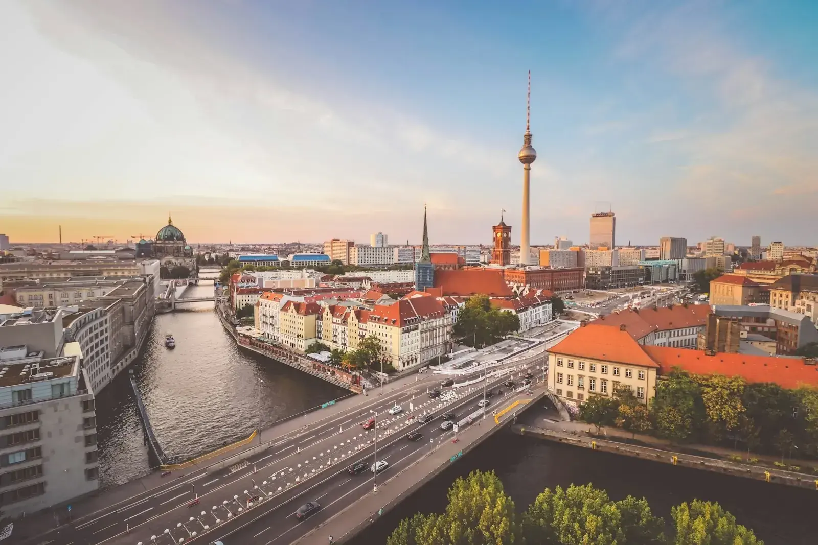 German government building representing the 2027 federal budget cuts to integration and language course funding.