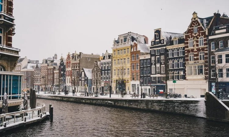 According to the most recent report from the Netherlands Bureau for Economic Policy Analysis (CPB), the cost of living in the Netherlands will rise by 5.2 percent in 2022 as a result of the Ukraine conflict and rising energy prices.